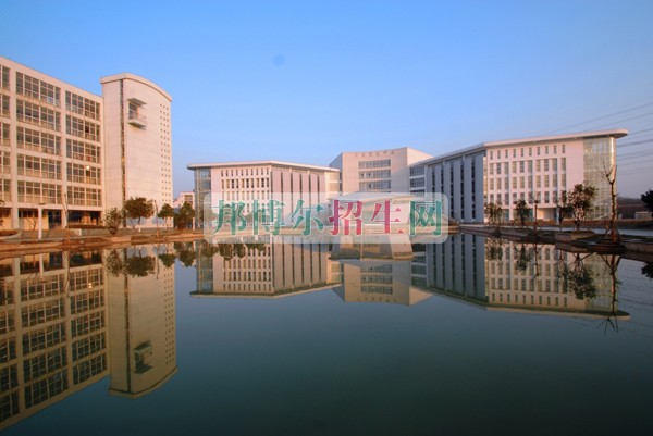 安徽財(cái)貿(mào)職業(yè)學(xué)院招生辦聯(lián)系電話(huà)