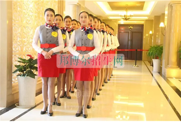 成都航空旅游職業(yè)學(xué)校開啟新學(xué)期首場(chǎng)招聘，場(chǎng)面火爆美女如云