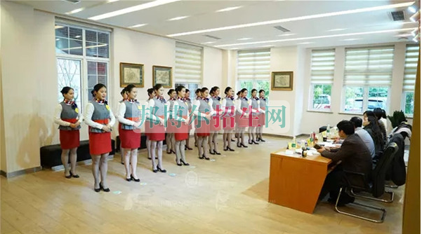 成都航空旅游職業(yè)學(xué)校開啟新學(xué)期首場(chǎng)招聘，場(chǎng)面火爆美女如云