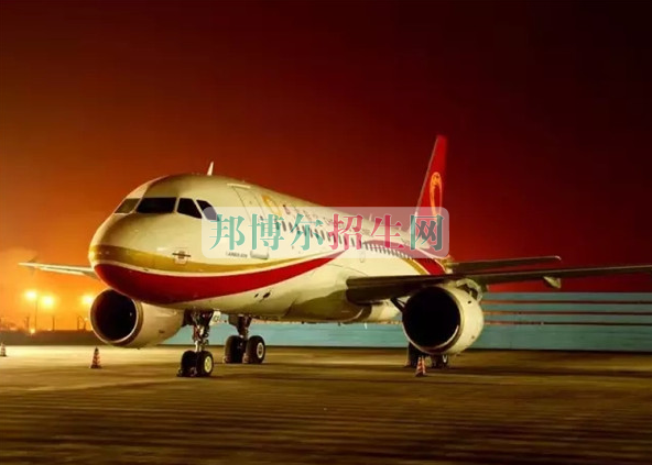 成都航空旅游職業(yè)學(xué)校開啟新學(xué)期首場(chǎng)招聘，場(chǎng)面火爆美女如云