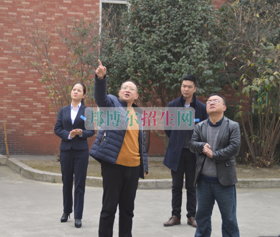 成都航空職業(yè)技術(shù)學院的專家領導蒞臨成都翔飛航空職業(yè)技術(shù)學校指導工作