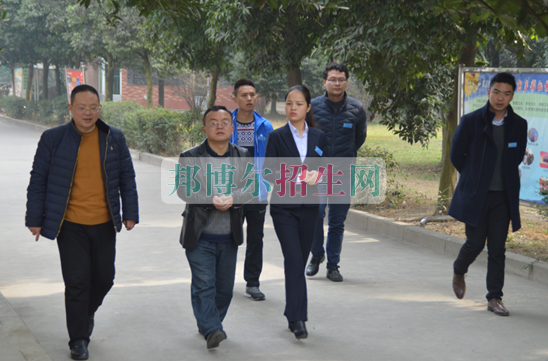 成都航空職業(yè)技術(shù)學院的專家領導蒞臨成都翔飛航空職業(yè)技術(shù)學校指導工作