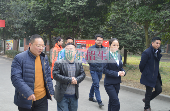 成都航空職業(yè)技術(shù)學院的專家領導蒞臨成都翔飛航空職業(yè)技術(shù)學校指導工作