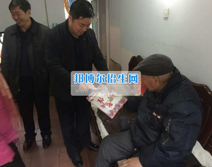 涼山民族師范學校領(lǐng)導新春走訪慰問離退休老干部