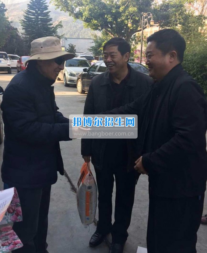 涼山民族師范學校領(lǐng)導新春走訪慰問離退休老干部