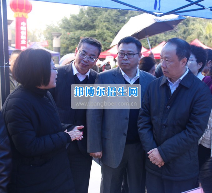 南充師范學(xué)?；ㄩ_(kāi)滿堂盛世春——南充師范歡慶“三八”節(jié)