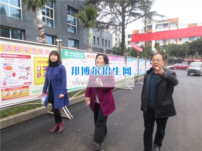 南充師范學(xué)?；ㄩ_(kāi)滿堂盛世春——南充師范歡慶“三八”節(jié)
