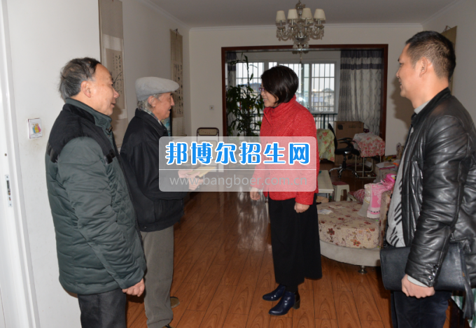 川南幼兒師范高等專科學校領導帶隊慰問生活困難教職工、老黨員和老干部