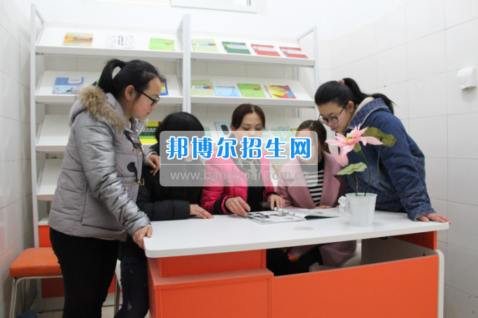 川南幼兒師范高等?？茖W(xué)校黨團(tuán)工作站、圖書漂流站在學(xué)生公寓正式運(yùn)行