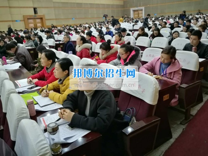 四川省樂山市第一職業(yè)高級中學部分老師參加“眾師行”班主任培訓會