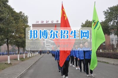 四川省什邡市職業(yè)中專學(xué)校拉練路上，我們擼起袖子邁步向前