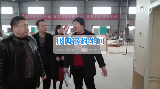 川北幼兒師范高等?？茖W(xué)校張廷鑫校長帶隊(duì)考察學(xué)生公寓設(shè)備