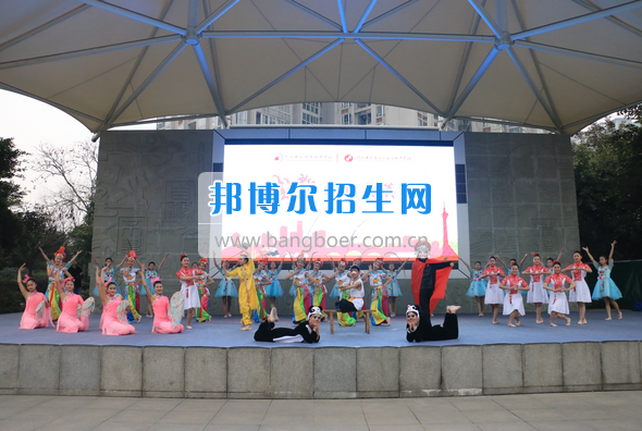 成都市洞子口職業(yè)高級(jí)中學(xué)舉行“成都，因我更美麗”主題開學(xué)典禮
