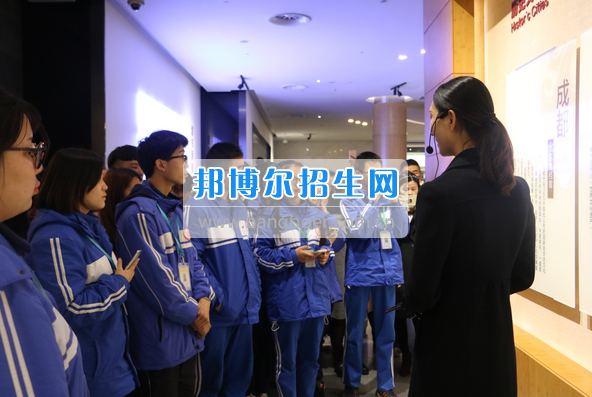 成都市洞子口職業(yè)高級(jí)中學(xué)舉行“成都，因我更美麗”主題開學(xué)典禮