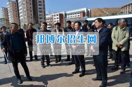 州委、州政府主要領(lǐng)導(dǎo)調(diào)研大理衛(wèi)校整體搬遷建設(shè)工作  2月10日下午，州委書記陳堅和州委副書記、州長楊健等領(lǐng)導(dǎo)蒞臨大理衛(wèi)校(大理護理職業(yè)學(xué)院)海東新校區(qū)，對學(xué)校整體搬遷項目建設(shè)情況進行實地調(diào)研，并在龍山國際會議中心主持召開推進大理衛(wèi)校(大理護理職業(yè)學(xué)院)整體搬遷建設(shè)專題會議。楊泓濤校長代表學(xué)校匯報了學(xué)校的工作情況，海開委、州衛(wèi)計委、州教育局、州財政局、州發(fā)改委、州委編辦、州人社局、州審計局等部門領(lǐng)導(dǎo)對大理衛(wèi)校(大理護理職業(yè)學(xué)院)整體搬遷建設(shè)情況進行了匯報說明。   會上,陳堅書記強調(diào),各主管部門要站在促進全州教育、衛(wèi)生事業(yè)發(fā)展的高度，加強協(xié)調(diào)聯(lián)動,幫助解決大理衛(wèi)校整體搬遷工作推進上的瓶頸問題,以高標(biāo)準(zhǔn)、嚴(yán)要求組織驗收和掃尾工作，保證施工安全、建筑安全及搬遷后的校園安全。楊健州長重申了實現(xiàn)整體搬遷的意義，并要求學(xué)校要在升格組建大理護理職業(yè)學(xué)院的同時，保留大理衛(wèi)校的牌子和教學(xué)優(yōu)勢，不斷提高辦學(xué)質(zhì)量，擴大辦學(xué)規(guī)模，為全州衛(wèi)生事業(yè)發(fā)展輸送更多優(yōu)質(zhì)人才。   此次調(diào)研和座談會充分體現(xiàn)了州委、州政府對于學(xué)校整體搬遷建設(shè)的高度重視，也為學(xué)校發(fā)展指明了方向。學(xué)校領(lǐng)導(dǎo)對州委、州政府長期以來對學(xué)校的關(guān)心和支持致以衷心的感謝，并表示將按照會議的相關(guān)要求，抓實各項搬遷準(zhǔn)備工作，確保按時完成搬遷辦學(xué)。多措并舉做好資金籌措和師資隊伍建設(shè)，齊心協(xié)力將大理衛(wèi)校(大理護理職業(yè)學(xué)院)打造成為一所具有特色的一流高等護理職業(yè)院校。