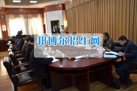 州委、州政府主要領(lǐng)導(dǎo)調(diào)研大理衛(wèi)校整體搬遷建設(shè)工作  2月10日下午，州委書記陳堅和州委副書記、州長楊健等領(lǐng)導(dǎo)蒞臨大理衛(wèi)校(大理護理職業(yè)學(xué)院)海東新校區(qū)，對學(xué)校整體搬遷項目建設(shè)情況進行實地調(diào)研，并在龍山國際會議中心主持召開推進大理衛(wèi)校(大理護理職業(yè)學(xué)院)整體搬遷建設(shè)專題會議。楊泓濤校長代表學(xué)校匯報了學(xué)校的工作情況，海開委、州衛(wèi)計委、州教育局、州財政局、州發(fā)改委、州委編辦、州人社局、州審計局等部門領(lǐng)導(dǎo)對大理衛(wèi)校(大理護理職業(yè)學(xué)院)整體搬遷建設(shè)情況進行了匯報說明。   會上,陳堅書記強調(diào),各主管部門要站在促進全州教育、衛(wèi)生事業(yè)發(fā)展的高度，加強協(xié)調(diào)聯(lián)動,幫助解決大理衛(wèi)校整體搬遷工作推進上的瓶頸問題,以高標(biāo)準(zhǔn)、嚴(yán)要求組織驗收和掃尾工作，保證施工安全、建筑安全及搬遷后的校園安全。楊健州長重申了實現(xiàn)整體搬遷的意義，并要求學(xué)校要在升格組建大理護理職業(yè)學(xué)院的同時，保留大理衛(wèi)校的牌子和教學(xué)優(yōu)勢，不斷提高辦學(xué)質(zhì)量，擴大辦學(xué)規(guī)模，為全州衛(wèi)生事業(yè)發(fā)展輸送更多優(yōu)質(zhì)人才。   此次調(diào)研和座談會充分體現(xiàn)了州委、州政府對于學(xué)校整體搬遷建設(shè)的高度重視，也為學(xué)校發(fā)展指明了方向。學(xué)校領(lǐng)導(dǎo)對州委、州政府長期以來對學(xué)校的關(guān)心和支持致以衷心的感謝，并表示將按照會議的相關(guān)要求，抓實各項搬遷準(zhǔn)備工作，確保按時完成搬遷辦學(xué)。多措并舉做好資金籌措和師資隊伍建設(shè)，齊心協(xié)力將大理衛(wèi)校(大理護理職業(yè)學(xué)院)打造成為一所具有特色的一流高等護理職業(yè)院校。