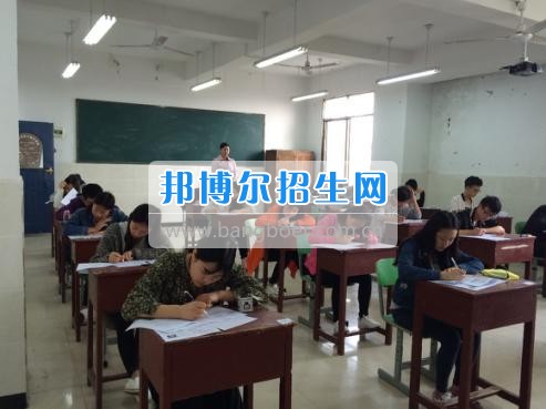 四川三河職業(yè)學(xué)院五年制轉(zhuǎn)錄考試工作圓滿結(jié)束  4月6日-7日，根據(jù)《四川三河職業(yè)學(xué)院2017年五年制轉(zhuǎn)錄考核方案》要求，2017年五年制轉(zhuǎn)錄考試在聯(lián)辦學(xué)校合江少岷職業(yè)技術(shù)學(xué)校張灣校區(qū)舉行，考試由教務(wù)處丁小林副處長組織，少岷職校有關(guān)領(lǐng)導(dǎo)共同配合開展，考試組織嚴(yán)密、紀(jì)律正常、圓滿完成了2017年五年制轉(zhuǎn)錄考試工作。