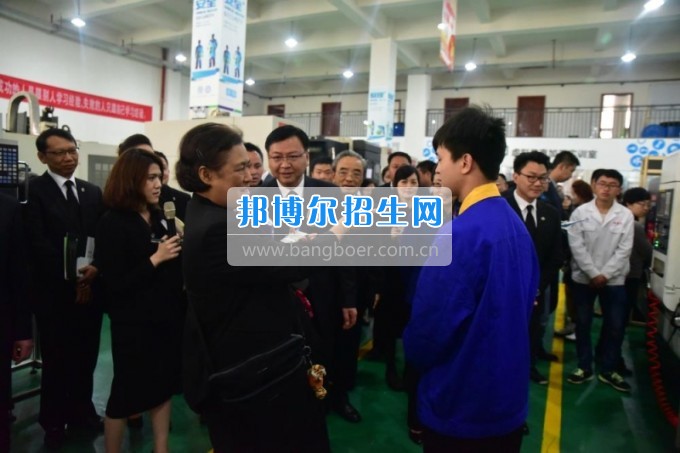 泰國(guó)詩(shī)琳通公主攜高訪(fǎng)團(tuán)蒞臨貴州省機(jī)械工業(yè)學(xué)校參觀(guān)訪(fǎng)問(wèn)