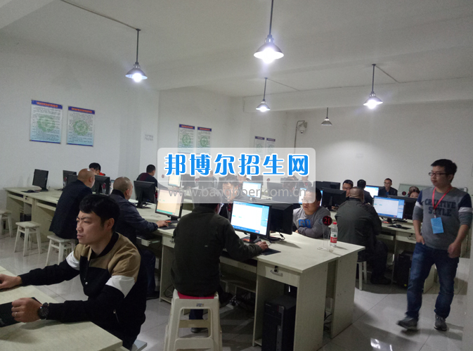 內(nèi)江市鐵路機械學校首期“特種設(shè)備、特種作業(yè)人員安全技術(shù)培訓班”順利結(jié)業(yè)