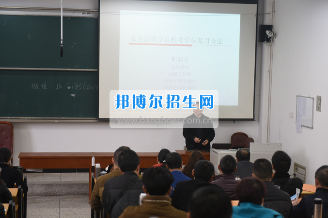 內(nèi)江市鐵路機械學校首期“特種設(shè)備、特種作業(yè)人員安全技術(shù)培訓班”順利結(jié)業(yè)