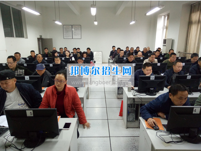 內(nèi)江市鐵路機械學校首期“特種設(shè)備、特種作業(yè)人員安全技術(shù)培訓班”順利結(jié)業(yè)