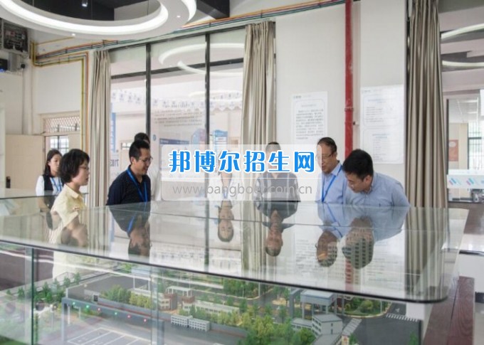 四川省一帶一路促進會會長林忠清一行來四川省經濟管理學校參觀考察，共同商建“一帶一路國際職業(yè)教育中心”