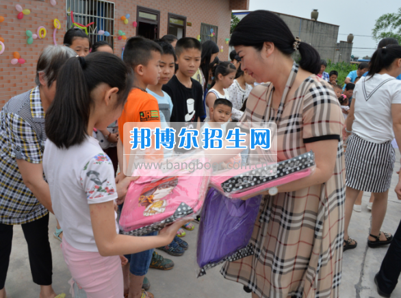 川南幼兒師范高等專(zhuān)科學(xué)校在前進(jìn)村留守兒童之家舉行慶“六一“活動(dòng)