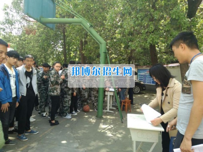 涪城區(qū)學生資助管理中心到綿陽航空職業(yè)學校進行2017年春季資助點名工作