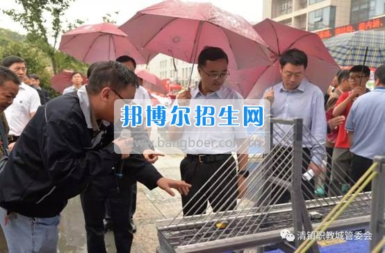 貴州交通職業(yè)技術(shù)學(xué)院參加全省實施職業(yè)教育精準脫貧行動兩周年成果展示活動并簽訂合作協(xié)議