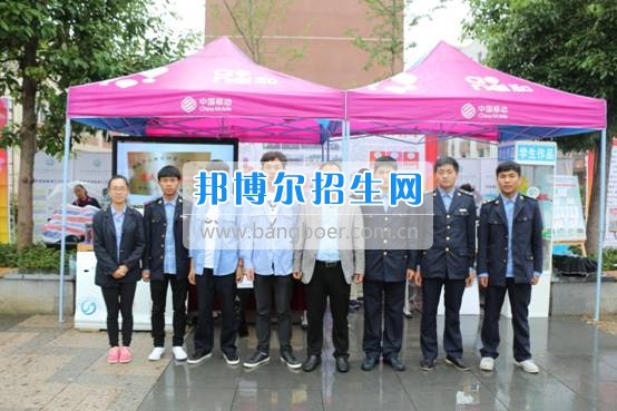 貴州交通職業(yè)技術(shù)學(xué)院參加全省實施職業(yè)教育精準脫貧行動兩周年成果展示活動并簽訂合作協(xié)議