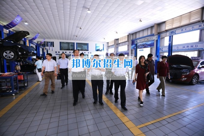 沈陽職業(yè)技術(shù)學(xué)院院長劉樹敏、濰坊工程職業(yè)學(xué)院院長高立伯一行來四川工程職業(yè)技術(shù)學(xué)院考察交流