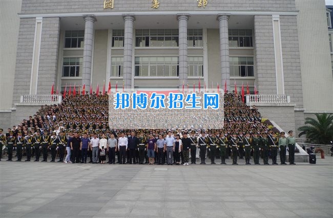 四川管理職業(yè)學(xué)院國(guó)旗隊(duì)參加四川省高校國(guó)旗護(hù)衛(wèi)隊(duì)會(huì)操交流活動(dòng)  為慶祝中國(guó)人民解放軍建軍90周年，推進(jìn)西南地區(qū)高校國(guó)旗文化的發(fā)展，持續(xù)發(fā)揮升旗儀式的教育引導(dǎo)作用，深化愛國(guó)主義教育，5月20日，我院國(guó)旗隊(duì)?wèi)?yīng)邀參加了由四川大學(xué)錦城學(xué)院發(fā)起的會(huì)操交流活動(dòng)。  全省28所高校的國(guó)旗護(hù)衛(wèi)隊(duì)，近千名國(guó)旗手齊聚一堂。在莊嚴(yán)的升旗儀式后，活動(dòng)進(jìn)入會(huì)操展示環(huán)節(jié)。我院國(guó)旗隊(duì)邁著整齊劃一的步伐走過主席臺(tái)，展示出了優(yōu)秀的訓(xùn)練水平和昂揚(yáng)的精神風(fēng)貌。當(dāng)天下午，在四川大學(xué)錦城學(xué)院大禮堂舉行了“以我火紅青春、譜寫國(guó)旗禮贊”大學(xué)生升旗手文藝匯演。我院代表隊(duì)以優(yōu)雅的舞姿展現(xiàn)了大學(xué)生青春的風(fēng)采。表達(dá)了對(duì)祖國(guó)與學(xué)院的炙熱情感和嚴(yán)于律己的學(xué)習(xí)態(tài)度。  此次會(huì)操交流活動(dòng)，加強(qiáng)了省內(nèi)各高校國(guó)旗護(hù)衛(wèi)隊(duì)間的聯(lián)系，弘揚(yáng)了愛國(guó)、愛旗、護(hù)旗的精神，獲得了寶貴的經(jīng)驗(yàn)，明確了努力的方向。我院國(guó)旗隊(duì)的隊(duì)員們紛紛表示：要肩負(fù)起捍衛(wèi)國(guó)旗尊嚴(yán)、宣傳國(guó)旗文化的神圣使命!