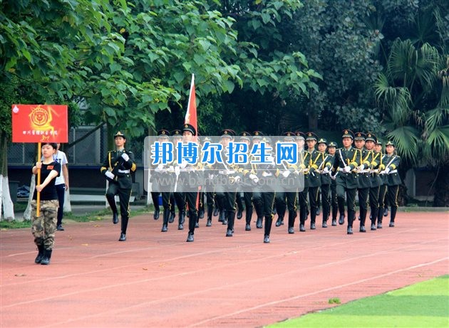 四川管理職業(yè)學(xué)院國(guó)旗隊(duì)參加四川省高校國(guó)旗護(hù)衛(wèi)隊(duì)會(huì)操交流活動(dòng)  為慶祝中國(guó)人民解放軍建軍90周年，推進(jìn)西南地區(qū)高校國(guó)旗文化的發(fā)展，持續(xù)發(fā)揮升旗儀式的教育引導(dǎo)作用，深化愛國(guó)主義教育，5月20日，我院國(guó)旗隊(duì)?wèi)?yīng)邀參加了由四川大學(xué)錦城學(xué)院發(fā)起的會(huì)操交流活動(dòng)。  全省28所高校的國(guó)旗護(hù)衛(wèi)隊(duì)，近千名國(guó)旗手齊聚一堂。在莊嚴(yán)的升旗儀式后，活動(dòng)進(jìn)入會(huì)操展示環(huán)節(jié)。我院國(guó)旗隊(duì)邁著整齊劃一的步伐走過主席臺(tái)，展示出了優(yōu)秀的訓(xùn)練水平和昂揚(yáng)的精神風(fēng)貌。當(dāng)天下午，在四川大學(xué)錦城學(xué)院大禮堂舉行了“以我火紅青春、譜寫國(guó)旗禮贊”大學(xué)生升旗手文藝匯演。我院代表隊(duì)以優(yōu)雅的舞姿展現(xiàn)了大學(xué)生青春的風(fēng)采。表達(dá)了對(duì)祖國(guó)與學(xué)院的炙熱情感和嚴(yán)于律己的學(xué)習(xí)態(tài)度。  此次會(huì)操交流活動(dòng)，加強(qiáng)了省內(nèi)各高校國(guó)旗護(hù)衛(wèi)隊(duì)間的聯(lián)系，弘揚(yáng)了愛國(guó)、愛旗、護(hù)旗的精神，獲得了寶貴的經(jīng)驗(yàn)，明確了努力的方向。我院國(guó)旗隊(duì)的隊(duì)員們紛紛表示：要肩負(fù)起捍衛(wèi)國(guó)旗尊嚴(yán)、宣傳國(guó)旗文化的神圣使命!