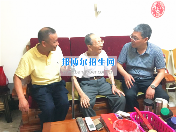 成都中醫(yī)藥大學(xué)領(lǐng)導(dǎo)走訪慰問(wèn)老黨員、困難黨員和群眾代表