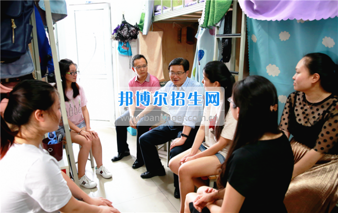 成都中醫(yī)藥大學(xué)領(lǐng)導(dǎo)走訪慰問(wèn)老黨員、困難黨員和群眾代表