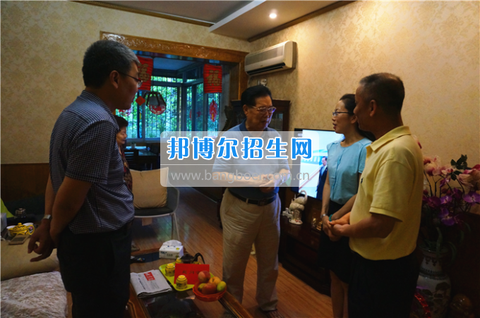 成都中醫(yī)藥大學(xué)領(lǐng)導(dǎo)走訪慰問(wèn)老黨員、困難黨員和群眾代表