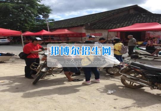 貴州大學(xué)科技學(xué)院暑期社會實(shí)踐服務(wù)團(tuán)好花紅分隊(duì)深入九門村、金田村、好花紅村開展禁毒防艾宣傳