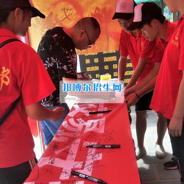 貴州大學(xué)科技學(xué)院暑期社會實(shí)踐服務(wù)團(tuán)好花紅分隊(duì)深入九門村、金田村、好花紅村開展禁毒防艾宣傳