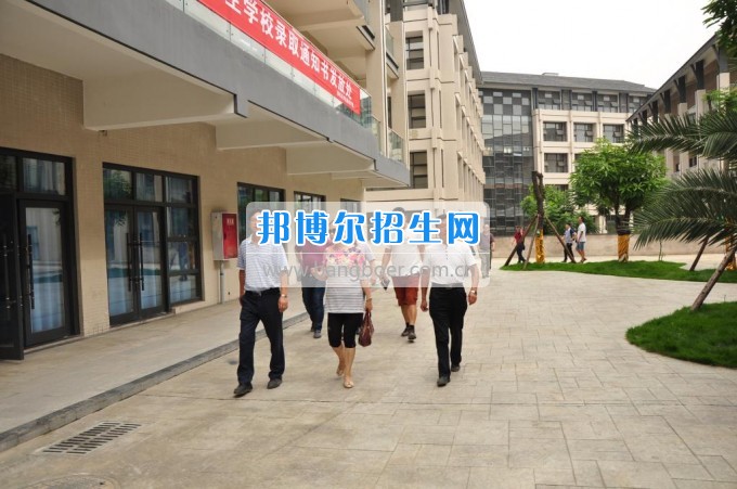 　　攀枝花學院土木工程學院副校長石維富帶隊檢查康養(yǎng)學院后勤準備工作  　　7月10日，攀枝花學院土木工程學院副校長石維富帶領學生處、后管處、網(wǎng)計中心、后勤集團、宣傳部、康養(yǎng)學院、花舞人間公司相關負責人一同視察了康養(yǎng)學院后勤保障準備工作。  　　石維富主要檢查了學生寢室、教室、實驗室、食堂、運動場等校園環(huán)境設施的準備情況。相關單位對準備工作中存在的問題提出了具體整改意見。最后石維富要求相關單位積極配合花舞人間公司做好開學前準備工作，并希望花舞人間公司加快工作進度，確保在開學前各項準備工作保質(zhì)保量完成。  　　