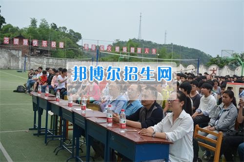 　　我校隆重舉行2017年預備班學生“各展所長，揚帆起航”文藝匯演  　　為了豐富同學們的課余生活，提高同學們的文藝素養(yǎng)，增強班級間的凝聚力和親和力。6月2日晚，我校在球類運動場舉辦了預備班“各展所長，揚帆起航”學生文藝匯演，全體預備班學生和職高部學生共800多名以及20多名教職工觀看了演出。  　　此次文藝匯演的節(jié)目內容形式多樣、內容豐富，激情的開場舞——《GOODBOY》中拉開了帷幕，伴隨著一陣陣掌聲，歌舞、小品、朗誦、相聲等精心準備的22個精彩的節(jié)目為觀眾呈現(xiàn)了一道豐富的視聽盛宴，最后全體師生齊唱的《難忘今宵》把本場文藝匯演推向了高潮，掌聲和歡呼聲此起彼伏，臺上臺下成了一片激情四溢的海洋，本場文藝匯演畫上了圓滿的句號。  　　此次文藝匯演演出的成功舉辦，充分彰顯了我校預備班學生的個性，讓預備班學生充分感受到育才職高的魅力。