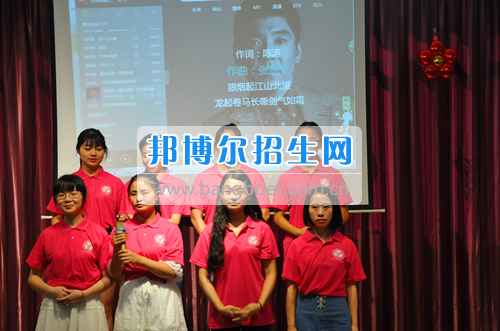 重慶工商大學(xué)派斯學(xué)院舉行青春“三下鄉(xiāng)”，我們?cè)诼飞匣顒?dòng)