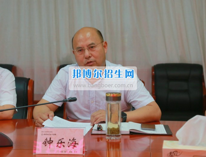 市委機(jī)構(gòu)編制委員會(huì)辦公室主任淳道懷一行來綿陽市信息科技學(xué)校開展機(jī)構(gòu)編制工作調(diào)研