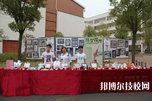 學(xué)校的選擇與報(bào)考是雙向的，不光學(xué)生會(huì)選擇一所優(yōu)秀的學(xué)校報(bào)考，學(xué)校也會(huì)選擇優(yōu)質(zhì)的學(xué)生進(jìn)行錄取，讓自己的辦學(xué)更上一層樓。因此在報(bào)考前，同學(xué)們很有必要去了解一下學(xué)校的招生要求以及報(bào)名條件。下面就和小編一起來看看井岡山應(yīng)用科技學(xué)校的招生要求吧。  井岡山應(yīng)用科技學(xué)校招生對(duì)象：應(yīng)屆初中畢業(yè)生。  井岡山應(yīng)用科技學(xué)校 1.中考準(zhǔn)考證:  2.戶口本前頁及學(xué)生個(gè)人戶口頁復(fù)印件:  3.初中畢業(yè)證復(fù)印件:  4.其它享受國(guó)家資助的證件。低保、殘疾等證件:  井岡山應(yīng)用科技學(xué)校簡(jiǎn)介 江西省井岡山應(yīng)用科技學(xué)校前身為江西省吉安農(nóng)業(yè)學(xué)校，創(chuàng)辦于1951年10月，是一所全日制普通中等專業(yè)學(xué)校，隸屬于吉安市農(nóng)業(yè)局。2004年4月經(jīng)江西省人民政府批準(zhǔn)，更名為江西省井岡山應(yīng)用科技學(xué)校，2009年12月經(jīng)市教育局批準(zhǔn)，增掛吉安農(nóng)業(yè)學(xué)校校牌，實(shí)行兩塊牌子一套班子。學(xué)校位于吉安市旅游風(fēng)景區(qū)----青原山，校園占地面積180畝，建筑面積7萬余平方米，環(huán)境優(yōu)美，是一所花園式學(xué)校?，F(xiàn)有教職工245人，其中專兼職教師236人，現(xiàn)有在校學(xué)生4078人。  小編總結(jié) 不知道小伙伴們滿足以上要求了嗎?對(duì)于想要報(bào)考井岡山應(yīng)用科技學(xué)校的同學(xué)來說，滿足招生要求只是報(bào)考的第一步哦!要確定自己會(huì)不會(huì)被錄取，就還需要對(duì)學(xué)校的錄取分?jǐn)?shù)線做好了解，歡迎大家前往邦博爾技校網(wǎng)進(jìn)行分?jǐn)?shù)線的咨詢。