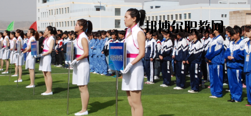 升學(xué)都是選拔性的考試，所以對同學(xué)們都有分?jǐn)?shù)要求是很正常的，而初中升學(xué)又分為高中和普通中職學(xué)校，而這兩個之間的錄取都是不一樣的，在分?jǐn)?shù)上面的要求區(qū)別比較大，那么，白銀工業(yè)學(xué)校招生錄取分?jǐn)?shù)線是多少呢?接下來就為同學(xué)們整理一下。  白銀工業(yè)學(xué)校錄取分?jǐn)?shù)線 白銀市普高錄取分?jǐn)?shù)線：460分  白銀工業(yè)學(xué)校拓展閱讀 學(xué)校擁有一支學(xué)歷層次高、專業(yè)水平強、敬業(yè)愛崗、專兼結(jié)合、充滿活力的高素質(zhì)教師隊伍，學(xué)校現(xiàn)有專兼結(jié)合的教師近200人。其中，研究生學(xué)歷11人，本科學(xué)歷89人，學(xué)歷合格率達(dá)92%以上;有高級職稱25人，中級職稱76人;基礎(chǔ)課教師48人，專業(yè)課教師67人，實習(xí)指導(dǎo)教師33人，雙師型教師占16人。教師的學(xué)歷、職稱結(jié)構(gòu)合理，完全能滿足學(xué)校的教學(xué)、實習(xí)實訓(xùn)需要。  學(xué)校擁有十一個專業(yè)實訓(xùn)室。即電子電工實訓(xùn)室、建筑材料實訓(xùn)室、機電一體化實訓(xùn)室、電焊實訓(xùn)室、電器維修實訓(xùn)室、電鋼琴實驗實訓(xùn)室、金工實訓(xùn)室、模具數(shù)控實訓(xùn)室、CID制圖室、中高級電工考核室、銑工實訓(xùn)室。擁有四大實驗室，即化工實驗室、物理實驗室、財會模擬實驗室、語音實驗室。擁有六個微機室，多媒體教室、電教室等現(xiàn)代化教學(xué)設(shè)施。并建成校園網(wǎng)及遠(yuǎn)程教育網(wǎng)。學(xué)校將于5月份開工興建的實訓(xùn)樓建成后，將進(jìn)一步改善實訓(xùn)條件。學(xué)校分南北兩個校區(qū)，占地面積500余畝，校舍建筑面積66000平方米。  上文，就是小編為同學(xué)們整理的關(guān)于白銀工業(yè)學(xué)校所在地的普高錄取分?jǐn)?shù)線，同學(xué)們可以通過這個分?jǐn)?shù)線來分析自己現(xiàn)在的一個成績，能夠上高中的話及盡量的上高中。