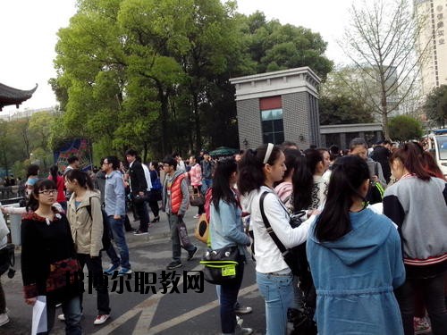 成都國演藝術(shù)學(xué)校2020年報(bào)名條件、招生要求、招生對(duì)象