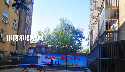 在對這所學校進行判斷以后，才會知道不同學校之間所公布的各方面情況都是不同的，而這些信息也是需要學生自己去進行判斷的，當然了其中有關于學校的住宿環(huán)境也是需要被學生所了解的，畢竟這是每個學生在學校的住宿情況。  蕪湖職業(yè)技術學院附屬中等職業(yè)學校住宿條件 學生宿舍實行四人間公寓化、封閉式管理，并配有校園公共浴室、住宿條件不錯，給學生提供了一個舒適、安全的學習和生活環(huán)境。  蕪湖職業(yè)技術學院附屬中等職業(yè)學校辦學條件 學校坐落在美麗的鏡湖公園和九蓮塘公園中間，是市中心唯一的一所公辦職業(yè)學校，交通便利，環(huán)境優(yōu)美，生活方便。學校本著對教育教學質(zhì)量和學生負責的態(tài)度，劃定最低錄取線。住校生宿舍條件優(yōu)越，實行公寓化、封閉式管理。學校教學設備齊全，多媒體電教室、多功能活動廳、計算機組裝實驗室、數(shù)字化動漫實驗室、語言實驗室、實訓賓館、與學院聯(lián)網(wǎng)的校園網(wǎng)及學院擁有的實驗實訓室等，為學生提升動手能力、開拓視野創(chuàng)造了得天獨厚的條件。  蕪湖職業(yè)技術學院附屬中等職業(yè)學校師資力量 近幾年我校一批優(yōu)秀教師、教壇新星脫穎而出，多人次獲國家、省、市一等獎項。我?，F(xiàn)有正教授一名，省級特級教師一名(同類學校唯一)，高中級教師若干。學校聘請蕪湖職業(yè)技術學院專家教授組成教學督導組實施教學督導，對備課、上課等教學環(huán)節(jié)進行全程質(zhì)量評估，以督導促教學、以督導促創(chuàng)新、以督導促規(guī)范，使學生學有所成。我校教學計劃和課程設置是由學院、附校、用人單位、專業(yè)領域?qū)＜宜姆絽⑴c研發(fā)。已形成：頂層設計、分層教學、工學結合、系統(tǒng)培養(yǎng)的獨特教學模式。嚴把教學標準和畢業(yè)生質(zhì)量標準兩個關口。  以上所介紹的信息便是有關于蕪湖職業(yè)技術學院附屬中等職業(yè)學校的住宿情況，就可以知道其實這所學校對于學生的基本需求是可以滿足的，但是學生想要選擇其他方面的住宿情況話，就需要學生提前去對每所學校的住宿情況進行了解。