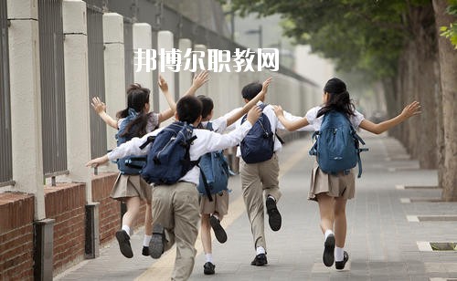 高職院校院校就是高等職業(yè)教育，是專(zhuān)科層次的學(xué)校，一般高職院校都是采取多種形式、多種機(jī)制、多種模式的原則辦學(xué)，實(shí)行學(xué)校推薦、自主擇業(yè)，對(duì)于想要報(bào)考幼師學(xué)校的同學(xué)來(lái)說(shuō)，近來(lái)，就有許多家長(zhǎng)在咨詢(xún)關(guān)于四川哪些高職院校有幼師學(xué)校?那小編就簡(jiǎn)單給大家介紹一下。如果你有更多疑問(wèn)，歡迎點(diǎn)擊右側(cè)的咨詢(xún)欄與我們交流。  古藺職業(yè)高級(jí)幼兒師范中學(xué)辦學(xué)規(guī)模 教學(xué)總值達(dá)一千多萬(wàn)元?，F(xiàn)有75個(gè)教學(xué)班，3800多名在校生，170多名教職工。2009年11有集團(tuán)下屬四川金沙江職業(yè)學(xué)院與學(xué)校聯(lián)合辦學(xué)，在校就讀的職高生可轉(zhuǎn)讀，套讀大專(zhuān)。  學(xué)校是古藺縣職業(yè)教育中心，古藺縣農(nóng)民工轉(zhuǎn)移培訓(xùn)中心，市文明單位，市德育工作先進(jìn)集體，市校風(fēng)示范學(xué)校，省校務(wù)公開(kāi)先進(jìn)集體，省勞務(wù)開(kāi)發(fā)培訓(xùn)基地，省重點(diǎn)中等職業(yè)學(xué)校，國(guó)家“星火計(jì)劃”科技培訓(xùn)學(xué)校。  古藺職業(yè)高級(jí)幼兒師范中學(xué)育人環(huán)境 學(xué)校實(shí)行開(kāi)放式教學(xué)、封閉式管理。學(xué)校管理部門(mén)齊全，規(guī)章制度完善，辦學(xué)理念先進(jìn)，學(xué)習(xí)風(fēng)氣濃厚，課余活動(dòng)豐富。學(xué)校建設(shè)有校園網(wǎng)，學(xué)生可以隨時(shí)了解國(guó)內(nèi)外大事和查閱各種信息、資料。  古藺職業(yè)高級(jí)幼兒師范中學(xué)教學(xué)設(shè)施 學(xué)校建有三樓一底1200多平方米的綜合實(shí)訓(xùn)大樓。擁有多媒體教室、計(jì)算機(jī)實(shí)作室、多功能電子實(shí)作實(shí)驗(yàn)室、電子電器實(shí)訓(xùn)室、電子拖動(dòng)實(shí)訓(xùn)室、電工操作室、制冷操作室、理化生實(shí)驗(yàn)室、機(jī)械加工實(shí)訓(xùn)室、數(shù)控車(chē)床實(shí)作室、鉗焊工實(shí)作室、服裝制作室、繪畫(huà)室、階梯教室、練功房等。每間教室裝有廣播、閉路電視。擁有微機(jī)400臺(tái)、鋼琴30多臺(tái)、電動(dòng)縫紉機(jī)100多臺(tái)、實(shí)訓(xùn)電視機(jī)150臺(tái)、電冰箱60臺(tái)、機(jī)床多臺(tái)、彩電示教板、焊機(jī)、采煤工程相關(guān)設(shè)備等各類(lèi)教學(xué)設(shè)備，總價(jià)值1000多萬(wàn)元。圖書(shū)室藏書(shū)4萬(wàn)冊(cè)，各類(lèi)報(bào)刊180余種。同時(shí)，擁有各專(zhuān)業(yè)的校外生產(chǎn)實(shí)訓(xùn)基地。  古藺職業(yè)高級(jí)幼兒師范中學(xué)師資力量 學(xué)校有教職工170多人，本科學(xué)歷達(dá)90%以上。有高級(jí)教師39人，中學(xué)一級(jí)教師51人，“雙師型”教師30多人。他們不僅有扎實(shí)的理論功底，而且是技能訓(xùn)練的行家里手。教師有180多篇論文在國(guó)家、省、市級(jí)獲獎(jiǎng)。學(xué)校每年選送多名教師參加國(guó)家級(jí)技能培訓(xùn)，造就了一大批一專(zhuān)多能專(zhuān)業(yè)教師。  上面關(guān)于四川哪些高職院校有幼師學(xué)校，小編給大家介紹了。學(xué)校校園環(huán)境優(yōu)美，設(shè)施齊全，很適合讀書(shū)和生活，大家可以參考參考。小編想說(shuō)的是，幼師不僅僅是一份職業(yè)，更多的是肩負(fù)著愛(ài)與責(zé)任，所以大家在校期間一定得認(rèn)真學(xué)習(xí)，才能勝任這份職業(yè)。如有更多報(bào)考專(zhuān)業(yè)或者選擇學(xué)校的問(wèn)題，歡迎咨詢(xún)邦博爾網(wǎng)。