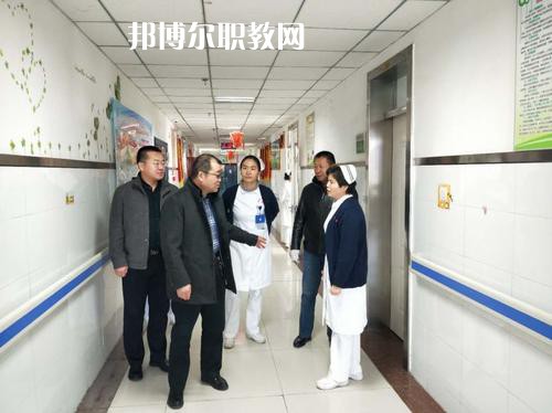 新疆石河子衛(wèi)生學(xué)校2021年招生錄取分?jǐn)?shù)線?我們讀書的同學(xué)就知道分?jǐn)?shù)是很重要的，同學(xué)們自己在找學(xué)校的時候就知道，同學(xué)們?nèi)タ磳W(xué)校學(xué)校首先問的就是同學(xué)們自己的分?jǐn)?shù)，小編就來給同學(xué)們整理一下，讓同學(xué)們有參考的。  新疆石河子衛(wèi)生學(xué)校2021年招生錄取分?jǐn)?shù)線 1.121團(tuán)一中380  2.142團(tuán)一中380  3.143團(tuán)一中380  4.148團(tuán)一中381  新疆石河子衛(wèi)生學(xué)校簡介 石河子衛(wèi)生學(xué)校地處祖國西北邊陲，位于新疆維吾爾自治區(qū)天山北麓的“戈壁明珠”石河子市，在市中心西小路151號，學(xué)校地理位置優(yōu)越，環(huán)境優(yōu)美，是教書育人的理想境地。1985年學(xué)校率先在全國倡導(dǎo)規(guī)范化護(hù)士教育，并制定了一整套管理制度。  學(xué)校老師撰寫的《整體化護(hù)理教學(xué)》已由新疆科技衛(wèi)生出版社發(fā)行，并在全疆護(hù)理教師培訓(xùn)中當(dāng)教材使用。掛牌之后，學(xué)校將把護(hù)理示范專業(yè)辦成技能型緊缺人才的培養(yǎng)培訓(xùn)基地，更好地為全疆各族人民服好務(wù)。  據(jù)了解，建校四十五年來，這個學(xué)校為自治區(qū)培養(yǎng)了10328名護(hù)理人才，其中少數(shù)民族學(xué)生占30%，為全疆農(nóng)牧區(qū)培養(yǎng)了一大批扎根基層、留得住、用得上的當(dāng)?shù)厣贁?shù)民族護(hù)理人才。  學(xué)校始建于1958年，占地面積40127平方米，建筑面積30067平方米，實(shí)驗(yàn)室面積1600平方米。設(shè)有護(hù)理、解剖、生理、生化、藥理、化學(xué)、微生物、計算機(jī)、遠(yuǎn)程、電教中心等11個實(shí)驗(yàn)室。學(xué)校開設(shè)有護(hù)理、英語護(hù)理、社區(qū)護(hù)理、醫(yī)學(xué)檢驗(yàn)、助產(chǎn)、藥劑等6個專業(yè)，現(xiàn)有在校生2672人。有漢、維吾爾、哈薩克、回、蒙古、滿、錫泊、烏孜別克、俄羅斯、塔吉克、克爾克孜等多種民族，其中少數(shù)民族的學(xué)生占全校在校學(xué)生總數(shù)的28%。學(xué)?，F(xiàn)有在編教職工89人，專任教師45人，本科學(xué)歷占90.6%，雙師型”教師占42%。  同學(xué)們可以看看參考一下自己的分?jǐn)?shù)是在那個階段的，如果是高于這個分?jǐn)?shù)的話，同學(xué)們就可以報讀的哦，如果分?jǐn)?shù)是低于這個分?jǐn)?shù)的話，同學(xué)們自己就不要報讀了哦，所以，提前看看分?jǐn)?shù)也是可以的哦，不過不要忘了就是現(xiàn)階段最重要的還是復(fù)習(xí)的哦。