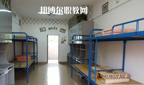 貴定縣技工學(xué)校報名條件、招生要求、招生對象是什么要求呢?每一個學(xué)校在招收學(xué)生的時候都是會有自己的要求的，同學(xué)們在找學(xué)校的時候也特別的擔(dān)心自己能不能符合到學(xué)校，小編就遇到很多這樣的學(xué)生來問，為了幫助同學(xué)們了解，小編就來整理一下學(xué)校這方面的要求。  貴定縣技工學(xué)校招生對象和條件 具有本縣戶籍井且參加當(dāng)年中招考試，品德合格、身體健康，自愿報名的應(yīng)屆初中畢業(yè)生     貴定縣技工學(xué)校錄取方式 根據(jù)當(dāng)年高中錄取分?jǐn)?shù)線下浮50分以內(nèi)，錄滿名額為止。  貴定縣技工學(xué)校就讀形式 第一學(xué)年在貴定職校就讀，開設(shè)普通高中一年級課程，適當(dāng)增加職業(yè)技能基礎(chǔ)課。一年后通過參加由貴定一中統(tǒng)一組織的選拔考試，按比例分流到貴定一中就讀。也可根據(jù)自己的意向選擇我校專業(yè)就讀，走技能成才之路，通過備考后報讀高職院校。  貴定縣技工學(xué)校校企合作 為貫徹落實好國家關(guān)于加強(qiáng)東西部扶貧協(xié)作的要求，進(jìn)一步加強(qiáng)職業(yè)教育東西協(xié)作，發(fā)揮職業(yè)教育助推脫貧攻堅的重要作用。5月7日，副縣長荊茂團(tuán)、政府辦副主任韋凱倫、扶貧辦副主任蔡健一行，來到貴定職校開展關(guān)于廣州市南沙區(qū)“美的集團(tuán)”專項結(jié)對幫扶調(diào)研會議，貴定縣人力資源和社會保障局副局長、黨組副書記、貴定職校校長周傳德同志、副校長羅連慧等參加了會議。  會上，荊茂團(tuán)副縣長首先指出：要貫徹好國家“東西協(xié)作”的要求，落實好東部地區(qū)幫助西部地區(qū)盡快實現(xiàn)全面脫貧的工作，他強(qiáng)調(diào)，在職業(yè)教育上解決學(xué)生就業(yè)問題是關(guān)鍵。他還向貴定職校校長周傳德同志提出希望：希望貴定職校能輸送專業(yè)性強(qiáng)的學(xué)生到廣州市南沙區(qū)“美的集團(tuán)”工作，解決學(xué)生就業(yè)難的問題。隨后，周校長向荊副縣長匯報了我校當(dāng)前面臨的**困難是缺乏專業(yè)教師和教學(xué)設(shè)施設(shè)備，希望廣州方面能夠給予幫助。  荊副縣長立即表示：廣州市南沙區(qū)“美的集團(tuán)”會派相關(guān)的專業(yè)人員到貴定職校進(jìn)行培訓(xùn)和指導(dǎo)，并希望我校派出相關(guān)專業(yè)教師到美的集團(tuán)進(jìn)行交流學(xué)習(xí)，目的是加快校企合作的廣度與深度，促進(jìn)教學(xué)、師資隊伍質(zhì)量的全面提升，提高就業(yè)簽約率與對口率;如果我校與“美的集團(tuán)”確定校企合作關(guān)系后，“美的集團(tuán)”將會給學(xué)校提供相關(guān)的專業(yè)設(shè)施設(shè)備，開展師資能力培訓(xùn)等，以提高專業(yè)的教育教學(xué)質(zhì)量，真正實現(xiàn)“一人就業(yè)、全家脫貧”。  小編為同學(xué)們整理了關(guān)于學(xué)校的招生條件這些，實際上正常畢業(yè)的同學(xué)基本都是可以就讀的，只是在學(xué)習(xí)專業(yè)的時候同學(xué)們需要慎重一點，有的專業(yè)是有專業(yè)要求的，那個就必須符合，因為關(guān)系到今后的就業(yè)的情況的，小編建議同學(xué)們?nèi)绻_實是要就讀職校的話都要提前一點選擇好。