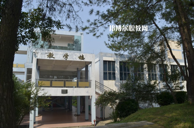 重慶第三衛(wèi)生學(xué)校2022年報(bào)名條件、招生要求、招生對象 